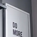 Hæng plakater op uden at bore huller i væggen - sådan gør du