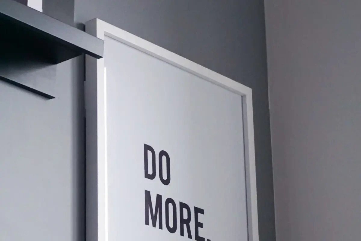 Hæng plakater op uden at bore huller i væggen - sådan gør du